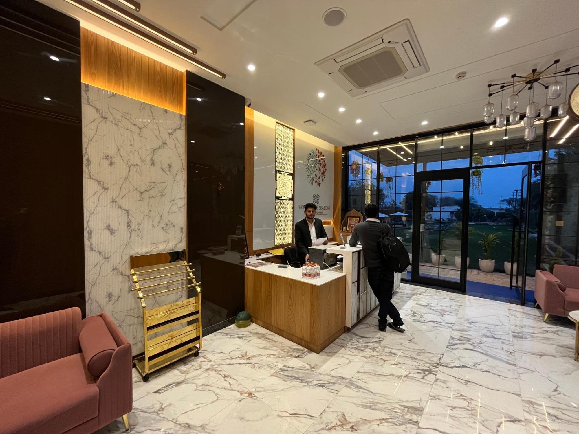 Hotel Three Seasons Vrindāvan エクステリア 写真