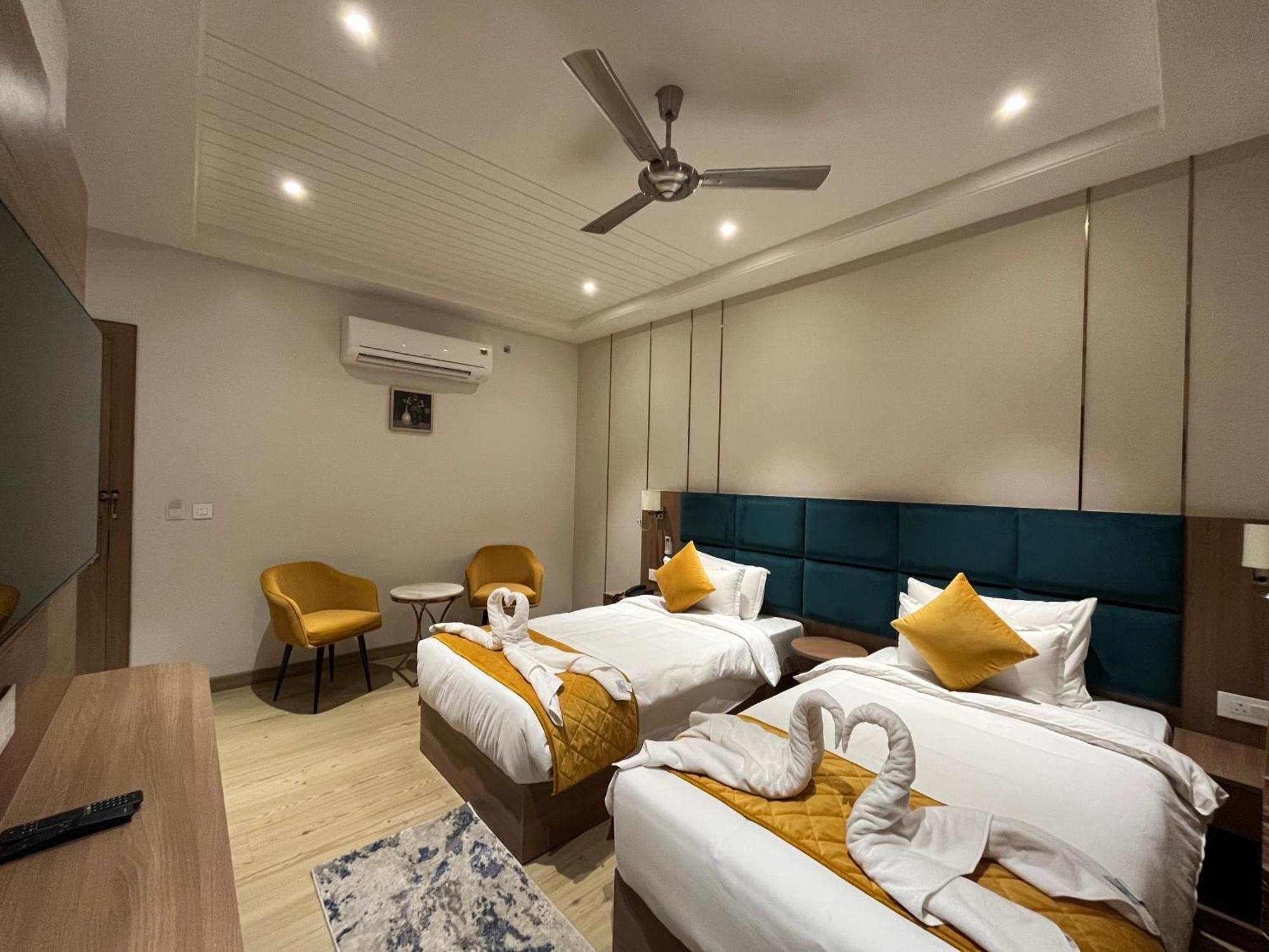 Hotel Three Seasons Vrindāvan エクステリア 写真