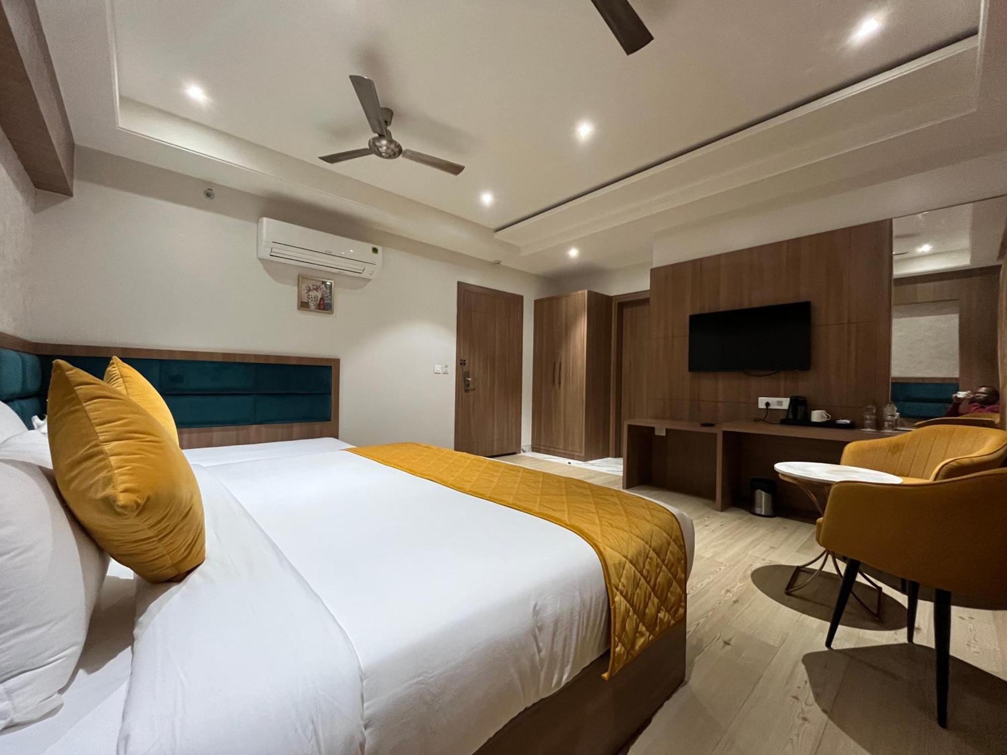Hotel Three Seasons Vrindāvan エクステリア 写真
