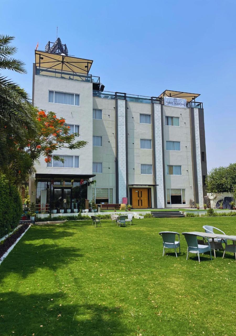 Hotel Three Seasons Vrindāvan エクステリア 写真